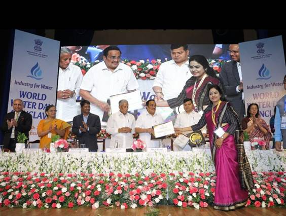 PIB_India's tweet photo. World Water Day Conclave 2026 reinforced Industry-Led Water Stewardship, Innovation, and Data-Driven Governance 

👉 Theme: “Industry for Water”

💠 Union Jal Shakti Minister C R Paatil (@CRPaatil) called for ‘Jan Bhagidari’ to strengthen water conservation efforts nationwide  

💠 The Conclave witnessed participation of over 700 delegates, reflecting a strong national resolve towards water security. The event served as a dynamic platform for multi-stakeholder convergence, bringing together government, industry, academia, start-ups, and State representatives to advance collective action for water sustainability

💠 A key highlight of the Conclave was the felicitation of 19 winners of the Jal Shakti Hackathon, recognizing innovative and scalable solutions developed by young innovators, start-ups, and institutions

Read here: https://t.co/Prc2ji9Otp 

#WorldWaterDay #JanBhagidari @DoWRRDGR_MoJS