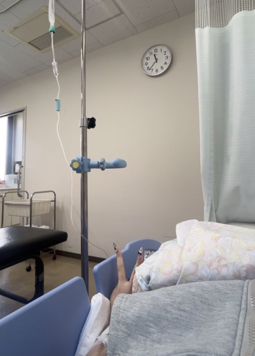 ふぅ...大きい病院に行ってきた....(✌️してる場合じゃない)
明日もお給仕予定だったのですがお休みいただきました(>_<)ご迷惑ご心配おかけしてごめんなさい😢すぐに治します！！！