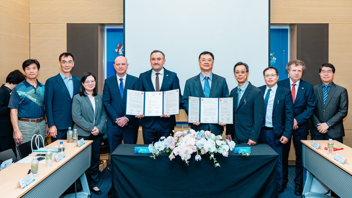 PLinTaiwan's tweet photo. Gdynia and Kaohsiung are strengthening cooperation!

A memorandum on port-to-port cooperation has been signed (covering digitalization, automation, safety, development of shipping connections), along with a letter of intent on student exchanges between 5 schools from both cities. https://t.co/M50qYJ9gPw