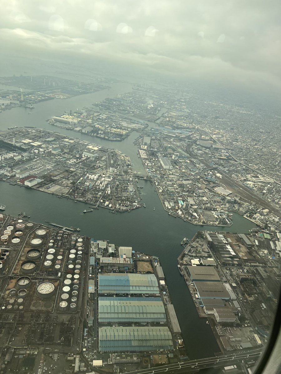 着陸と同時にキャビンでよく耳にする
シートベルトのカチャカチャ音。
一体みんなあれは何をしてる音なの？
まさか着陸と同時にシートベルトを
外してるとは思えないし🤔まさかねぇ。