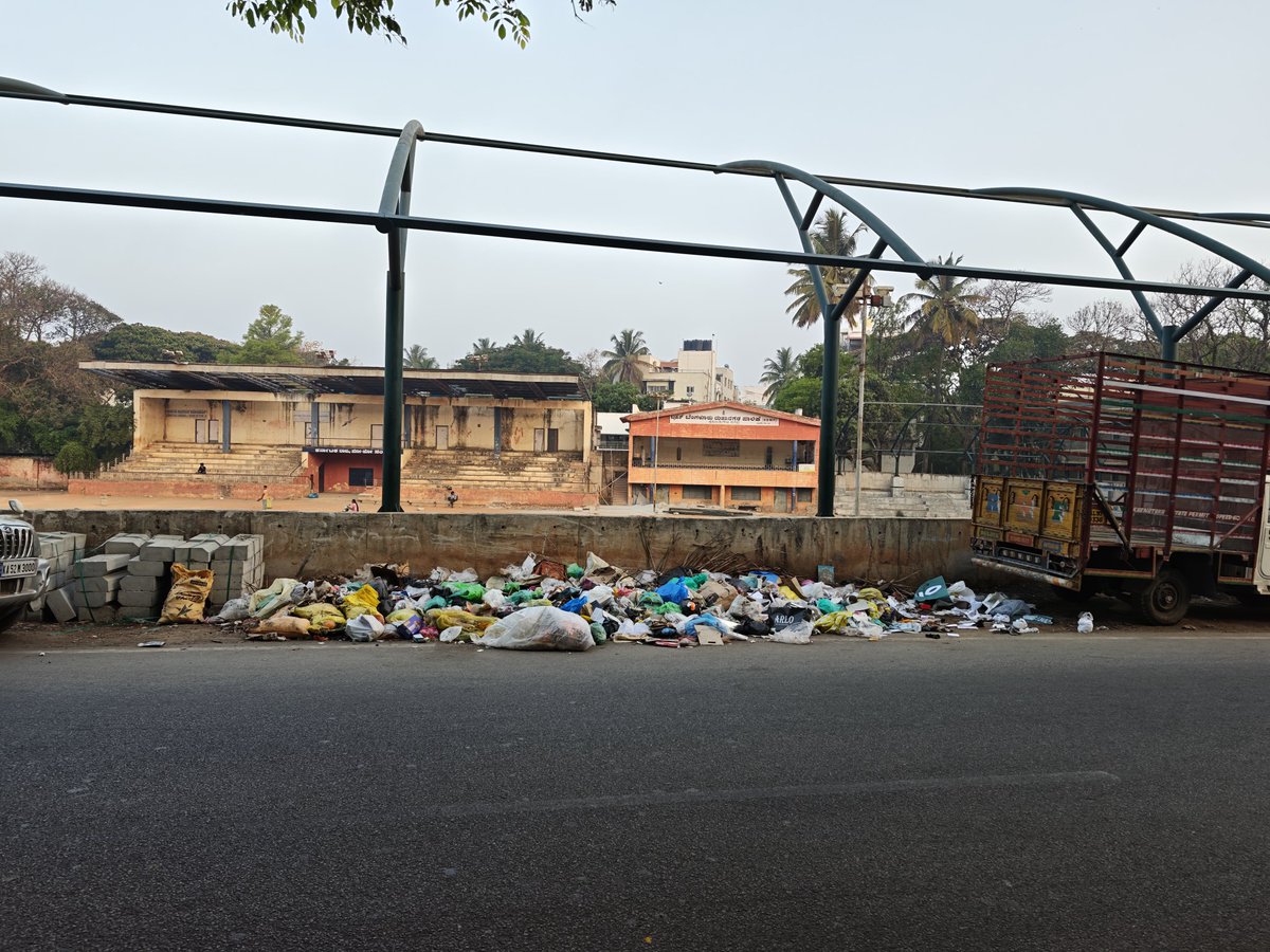 manojcs's tweet photo. @NewsUdaya Garbage galore on 10th Cross, Hombegowda Nagar, Bengaluru. Garbage hasn't been cleared for the past few days. This stretch is also used as a public urinal. The stench is unbearable and is fast becoming a health hazard. Please report &amp; help the locality citizens. https://t.co/eYtppxMxxt