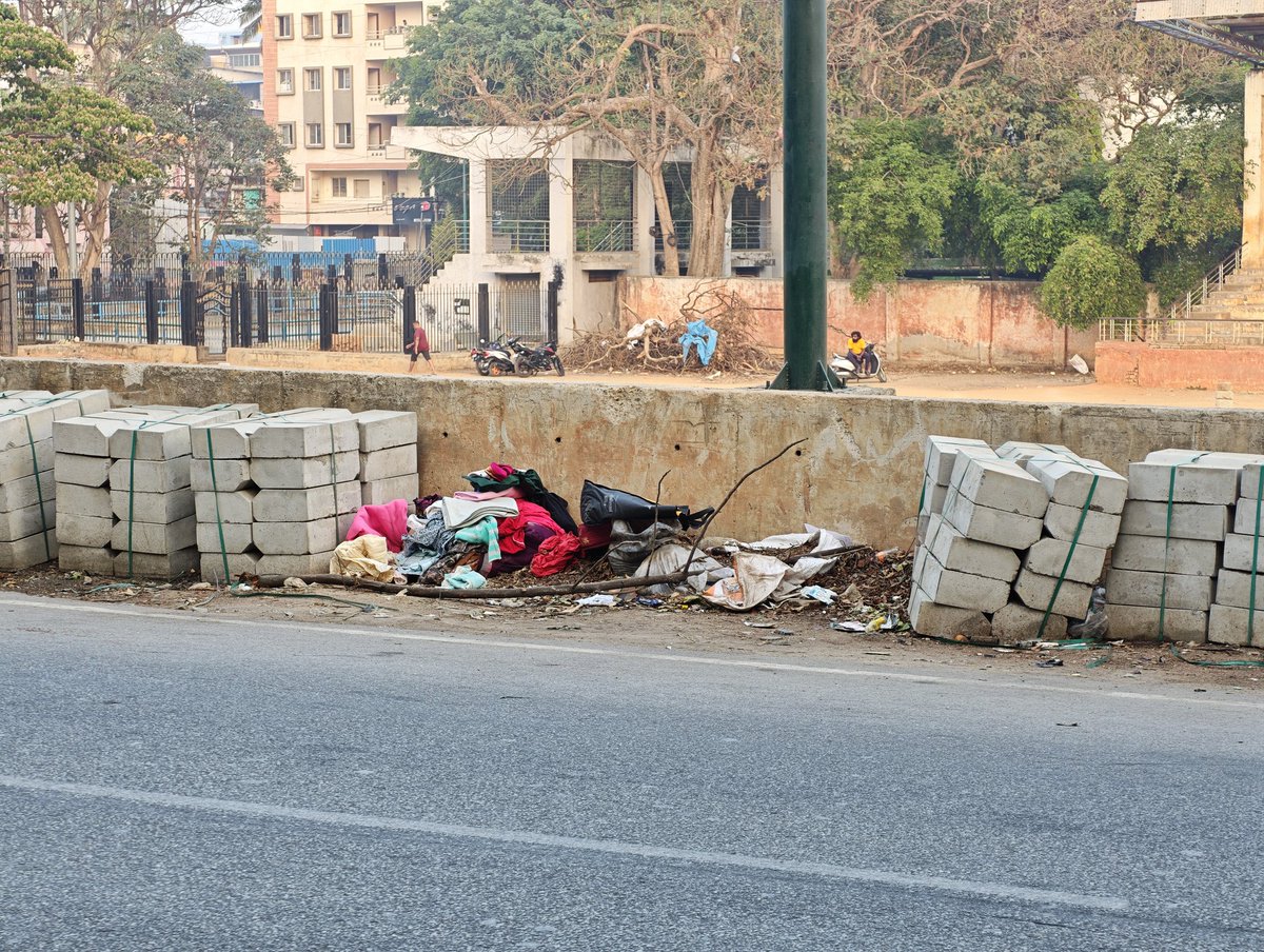 manojcs's tweet photo. @tv9kannada Garbage galore on 10th Cross Road, Hombegowda Nagar, Bengaluru. Garbage hasn't been cleared for the past few days. This stretch is also used as a public urinal. The stench is unbearable and is fast becoming a health hazard. Please report &amp; help the locality citizens. https://t.co/4q3f68K2ms