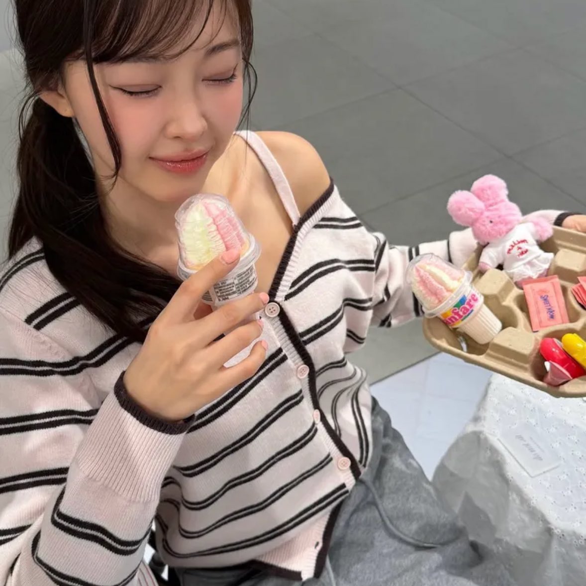 deerstore_byp's tweet photo. ROLAROLA 🩵🎀 

ONE OFF SHOULDER STRIPE WOOL BLENDED CARDIGAN

✨ แบบพสโกอึน &amp; น้องวอนยอง

SALE 24% 1,990฿ 
มัดจำได้ 1000 https://t.co/y0QoF47AyI