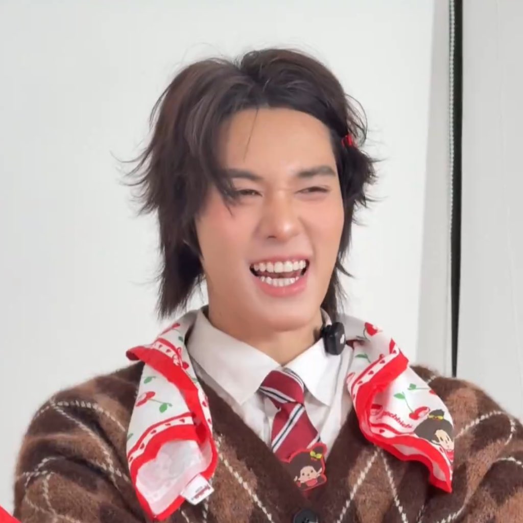 โคตรจะนีออนน่า live action ตอนมีคนถามว่าสรุปชอบกวิ้นซ์ลี่มั้ย แล้วชีวีนใส่ “น่าก็บอกแล้วไงว่าน่าไม่ได้ชอบ! วัน ๆ น่าตีกับป๊ากาย เลี้ยงฉะมาย ก็หมดวันแล้ว พ่อนิก็ดุ แล้วจะให้น่าเอาเวลาที่ไหนไปมีความรัก น่าไม่มี!!”