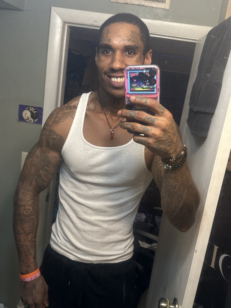 longlivemadukes's tweet photo. Its crazy when you being authentic intimidates people 🖕🖕 #neverbow https://t.co/ptFpXCklSl