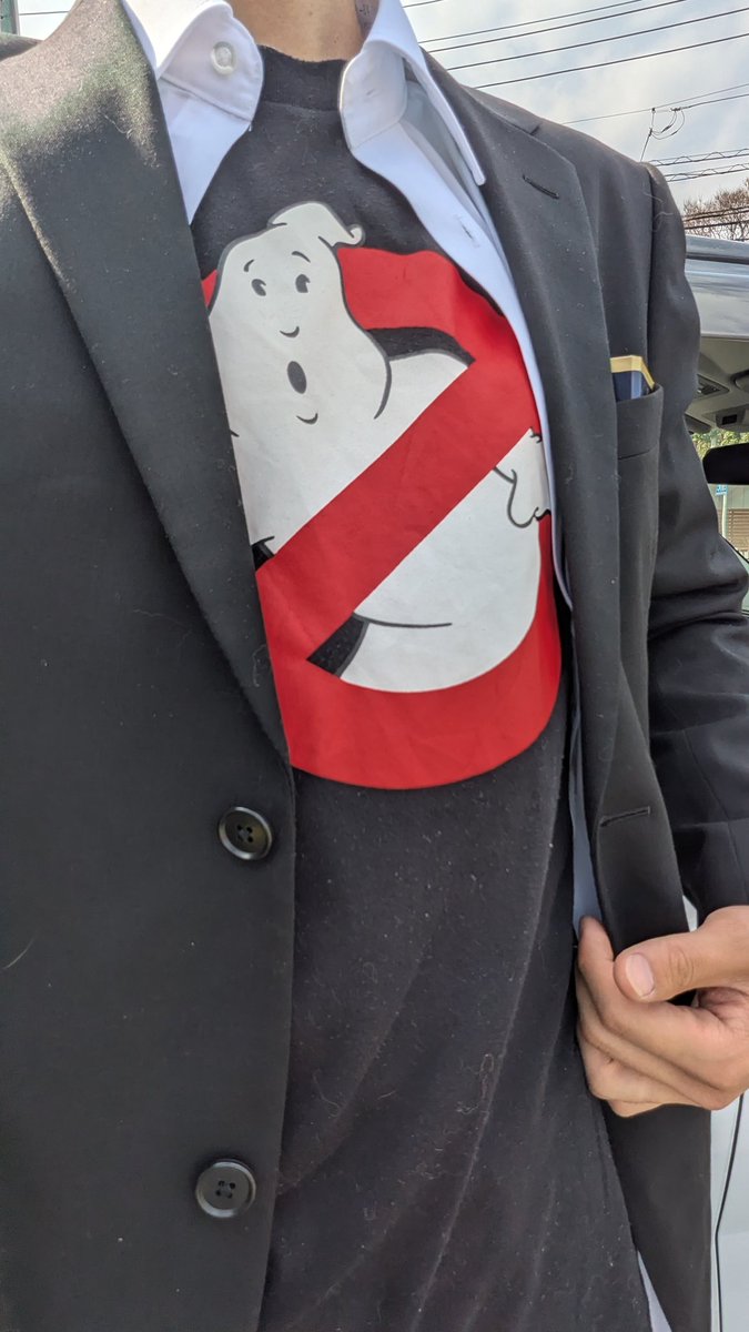 snake_eye11's tweet photo. 本日、冠婚葬祭の葬部分に出かけていたんですが

おちゃめなうっかりで、インナーのTシャツがゴーストバスターズだった事を此処に白状します https://t.co/nSbYKJWJGm