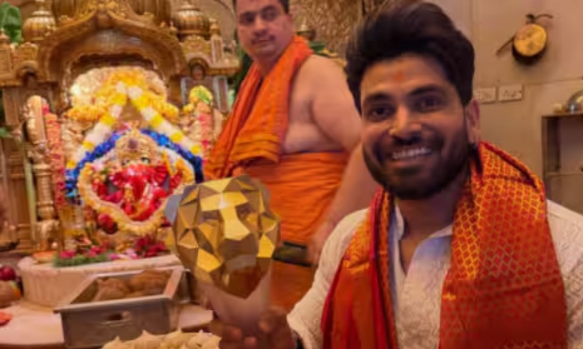thehauterrfly's tweet image. Shiv Thakare Poses With Ganpati Bappa’s Idol After Winning The 50’s Trophy! Congratulations -  hauterrfly.com/entertainment/… 
#ShivThakare #The50 #Trophy #Winner