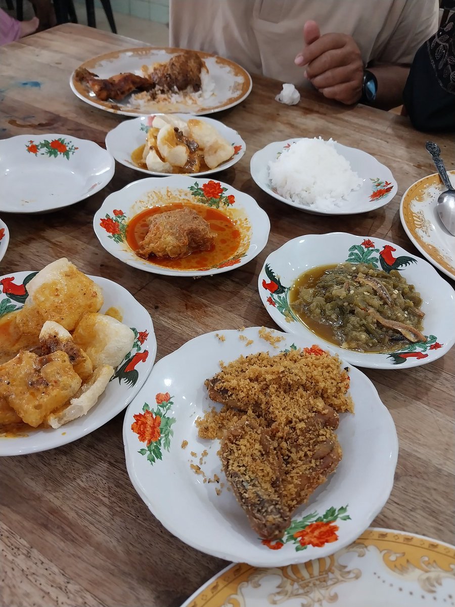 nimskyyy's tweet photo. Rindu padang yg asin begini🥹
Entah kenapa di Jakarta gue gabisa nemuin yg rasanya begini. https://t.co/cUCGgBBMbL