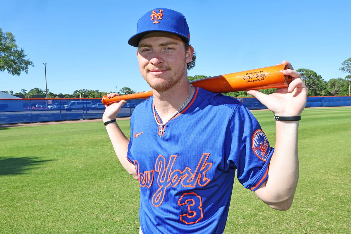 sportycast's tweet image. BENGE MAKES THE METS! 🍎⚾️

2024 1st-round pick Carson Benge is officially the Mets' Opening Day starter in RF! After hitting .366 this spring, the phenom joins Luis Robert Jr. and Juan Soto in a revamped outfield. A dream come true for the 23-year-old rookie! 🗽🔥

#LGM #Mets
