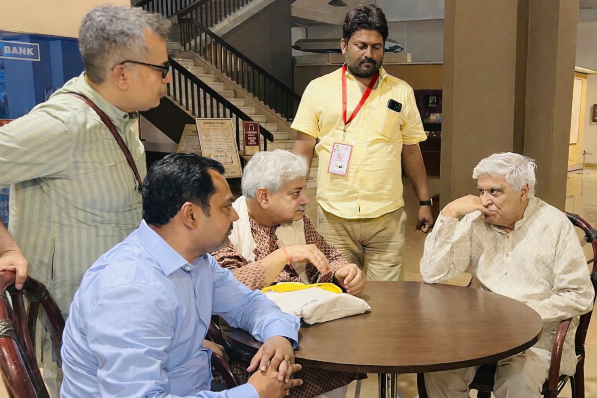 जावेद अख्तर साहब और अतुल तिवारी भैया जैसे प्रतिष्ठित व्यक्तित्वों का सानिध्य पाकर गर्व और आत्मीय प्रसन्नता का अनुभव होता है।

#JavedAkhtar #AtulTiwari #Inspiration #ProudMoment #LiteraryWorl