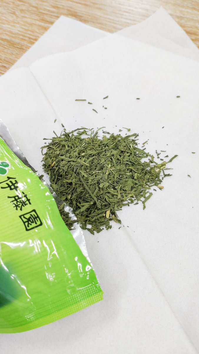 KFS_GROUP_X's tweet photo. お客様へお茶を出そうとしたら、
粉末茶が残りわずか。

買っておいたものを開封したら

…やってしまった。

まさかの葉っぱでした🍃泣

スピードが求められるオフィスでの
来客対応の場面では『粉茶』がお勧めです...😇

#やらかした #あるあるネタ #社会人の日常 https://t.co/IHwgEJ8UAZ