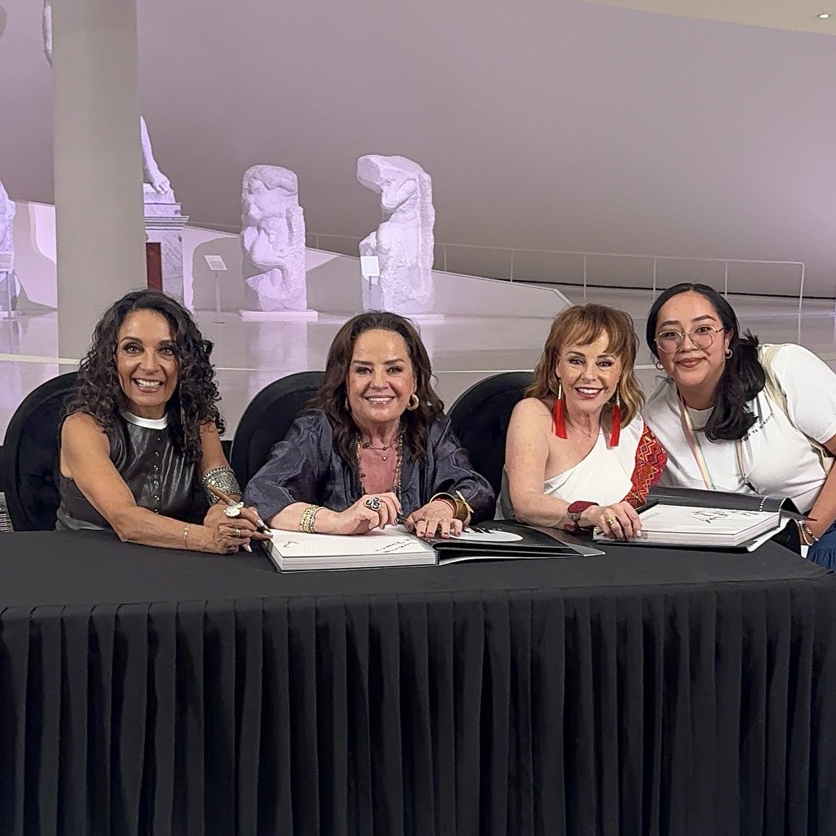 Andymdeoca's tweet photo. Firma del libro conmemorativo del 40 aniversario de estas reinas. 🥹✨ Totalmente feliz y agradecida de conocer su historia y vivir su música. 💚

@GrupoPandora @fermeade @Isabellascurain @maytelascurain gracias totales, por su entrega y amor. 🥹💘 https://t.co/dz7PJIRpYA