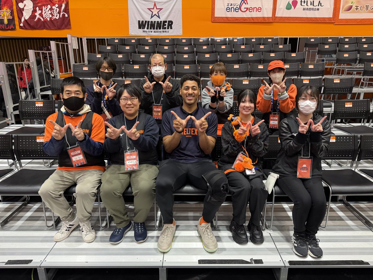 VELTEX_SHIZUOKA's tweet photo. 3/14-15奈良戦をサポートしていただいた #VELCREW 、#静岡ガス 社員ボランティア、島田高校女子バスケ部、焼津高校の皆さんへ #橋本尚明 選手、#バローンマーテル 選手、#加納誠也 選手、#ベルティ がお礼の挨拶に伺いました📸今節もサポートいただきありがとうございました✨
▼ VELCREW📲
https://t.co/3gNANNT6Eh