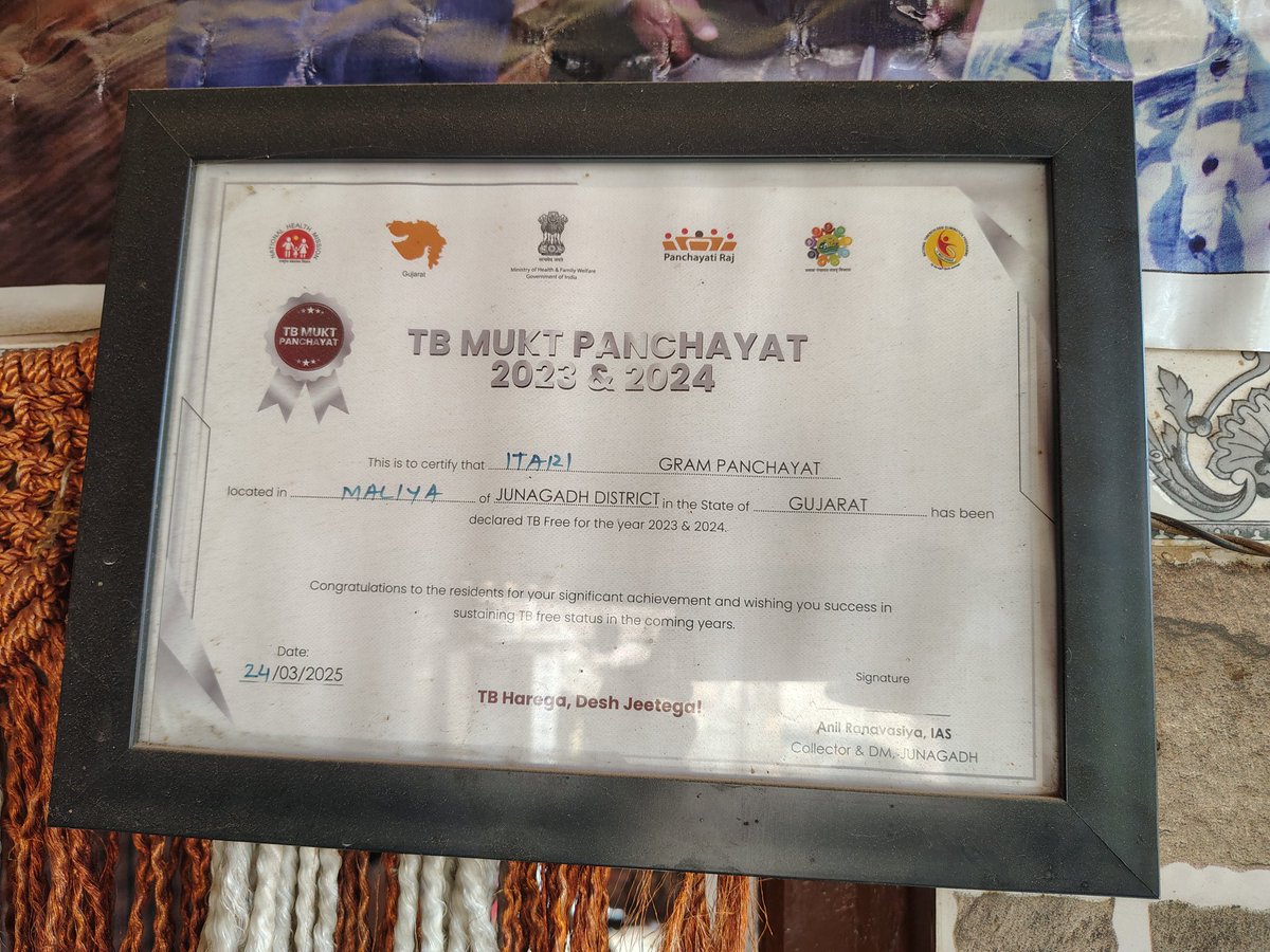 ટીબી મુક્ત પંચાયત અભિયાન અંતર્ગત ગૌરવશાળી ક્ષણ! 🏆
આજરોજ PHC અમરાપુર અંતર્ગત આવતા ઈટાડી ગામ ને 'ટીબી મુક્ત ગ્રામ પંચાયત' જાહેર કરી, ગામના સરપંચ શ્રી તથા તલાટી શ્રી ને એવોર્ડ અને પ્રમાણપત્ર એનાયત કરી સન્માનિત કરવામાં આવ્યા. અભિનંદન! 💐🩺 <a href="/TeamHealthMalia/">Team Health Malia_Junagadh</a> <a href="/PHCAMRAPURGIR/">PHC AMRAPUR</a> .
