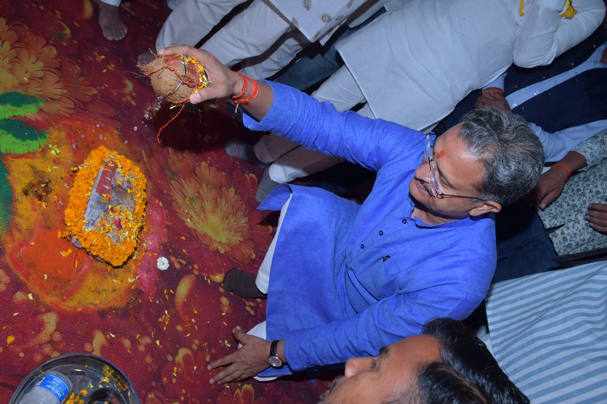 ReeteshCa's tweet image. हिन्दुत्व का मूल स्वभाव समरसता और सर्वकल्याण है। 🚩
​बलिया में आयोजित 'संघ शताब्दी वर्ष' गोष्ठी में सह सरकार्यवाह श्री आलोक कुमार जी ने स्पष्ट किया कि संगठन और एकता ही विजय का आधार है। जब तक हम बंटे रहेंगे, शक्ति होते हुए भी असुरक्षित रहेंगे।
​#RSS #Hindutva #AlokKumar #Ballia