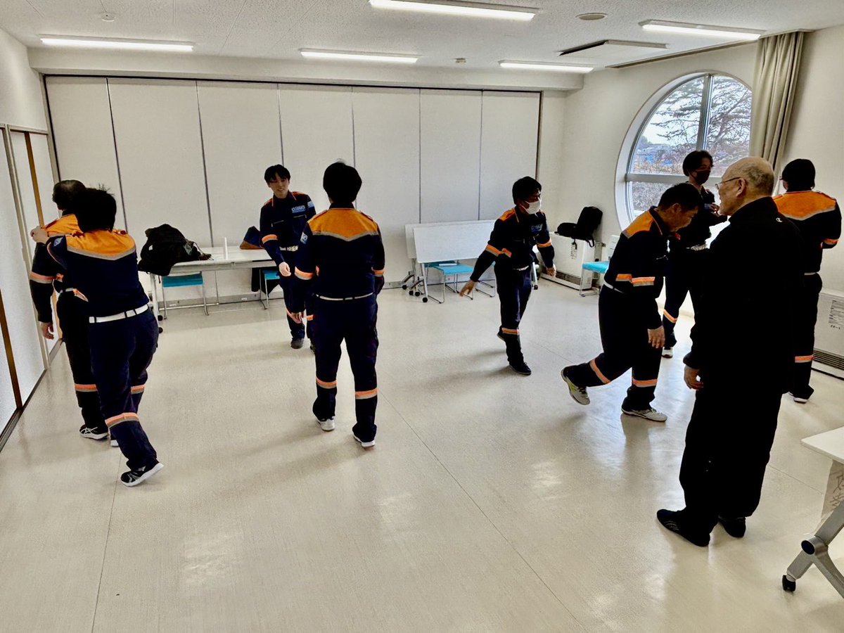 cosmokeibi's tweet photo. 2月23日に4号警備の現任教育を実施しました。外部講師を招き護身教室を行い、「危険から対象を守る」ための技術を学びました。日頃から訓練を重ね、いざという時に確実に活かせるよう努めてまいります。
#警備 #4号警備 https://t.co/qDt820syAj