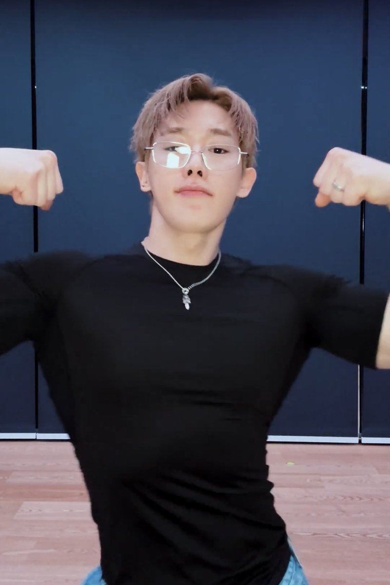 youp_puoy's tweet photo. 진짜 사람살려요 https://t.co/PSAIQGsMtl