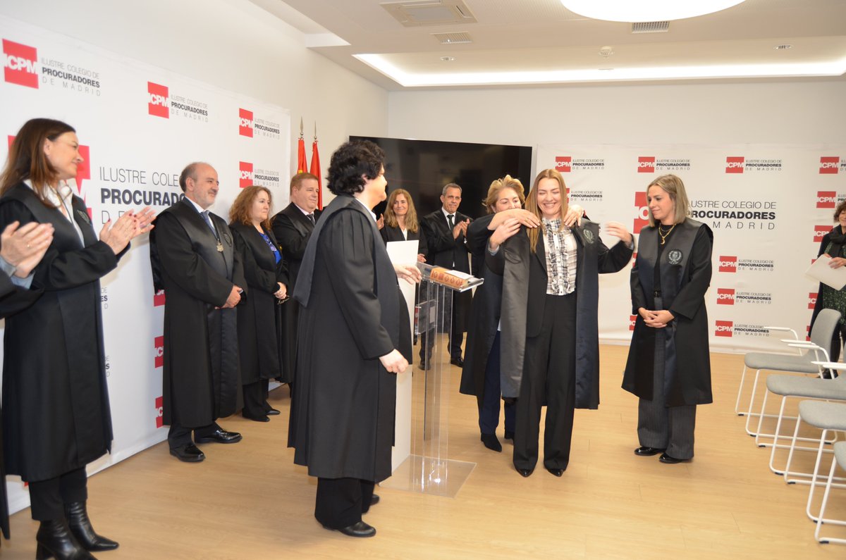🔴 En la tarde de ayer celebramos solemne Acto de #Jura de una nueva compañera que, una vez cumplimentados los requisitos de colegiación, se incorpora como ejerciente. En esta ocasión, la madrina presentó a la Junta de Gobierno a Carmen Laura Pérez Macarrilla, que prometió el