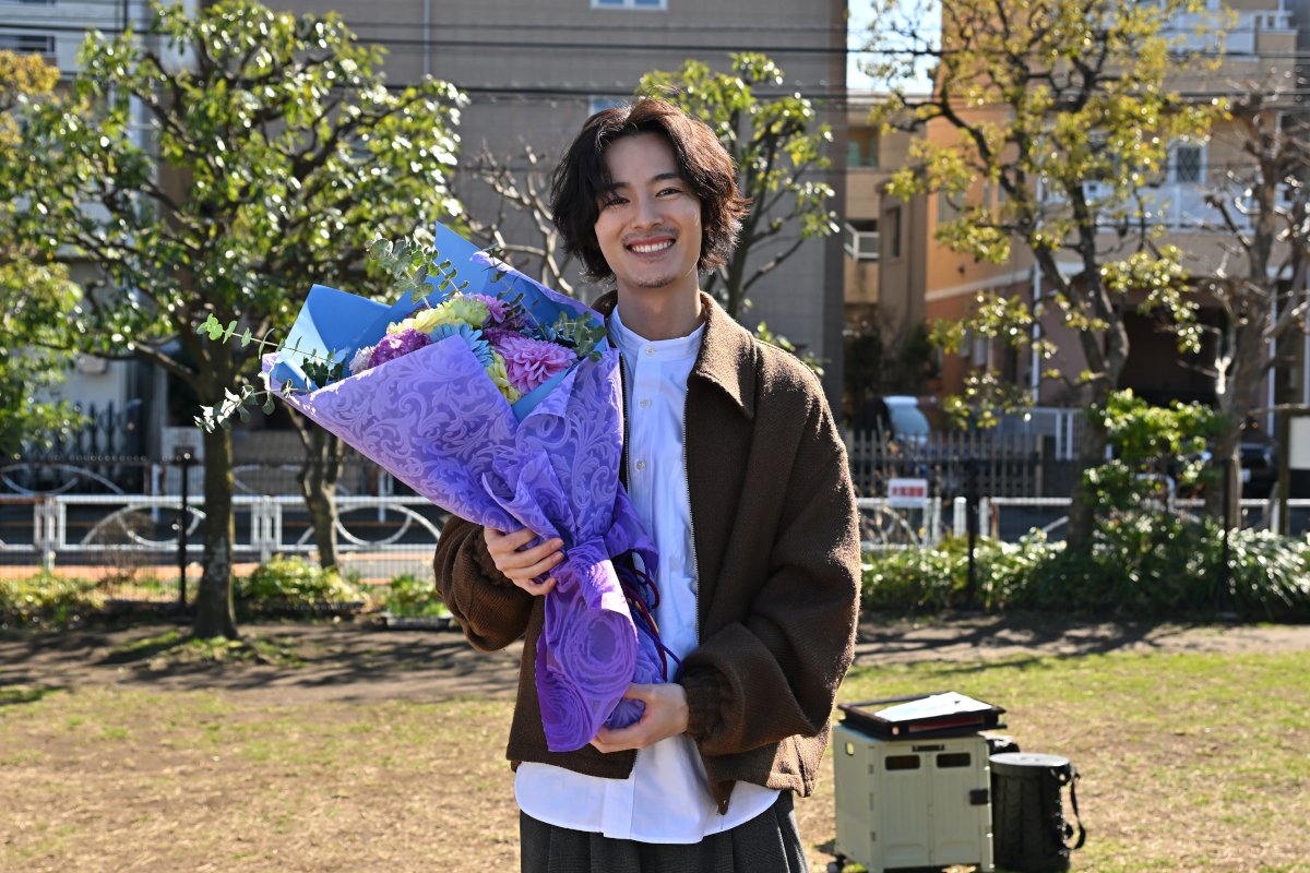 oricon's tweet photo. 📺️ドラマ『未来のムスコ』最終回

志田未来、クランクアップと同時に涙💧

3人の”まーくん”を演じた
塩野瑛久、小瀧望、兵頭功海、
颯太役の子役・天野優くんも撮了👏

💐キャスト陣のコメント＆写真
https://t.co/MXa82R6OHF

#未来のムスコ https://t.co/vXIPMuBgwf