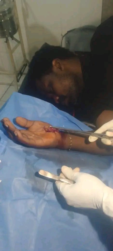 Neo_News243's tweet photo. 🔴 INFO / Me @mardochee_nsel #Nsele, initiateur de la pétition pour le changement de la constitution entre la vie et la mort après un accident mortel.

Au lendemain de son meeting populaire tenu à Ndjoko Punda, le dimanche 22 mars, au cours duquel il a une nouvelle fois défendu sa campagne « Tshisekedi, pour une mission et non un mandat », Me Mardochée Nsele a été victime d’un grave accident de circulation.

En route vers la province du Bandundu, dans la soirée du lundi 23 mars, le jeune acteur politique et sa délégation ont été impliqués dans un drame survenu à Kikwit.

D’après des sources de la presse locale, Me Nsele aurait été violemment percuté par une jeep roulant à vive allure, dépourvue de plaque d’immatriculation, qui l’aurait suivi depuis la barrière d’Inga jusqu’à la station 622.

Grièvement blessé et ayant perdu une importante quantité de sang, il a été évacué en urgence à l’Hôpital général de référence de Kikwit, où il a reçu des soins intensifs. Une intervention chirurgicale à la main a notamment été réalisée afin de réaligner et stabiliser des fractures.

Plusieurs membres de sa délégation, également blessés, ont été pris en charge aux urgences pour des traumatismes et fractures diverses.

Cet accident survient dans un contexte particulier, alors que Me Mardochée Nsele s’impose de plus en plus dans le débat politique national, notamment à travers sa pétition en faveur d’une révision constitutionnelle, qui aurait déjà recueilli près de 100 000 signatures.