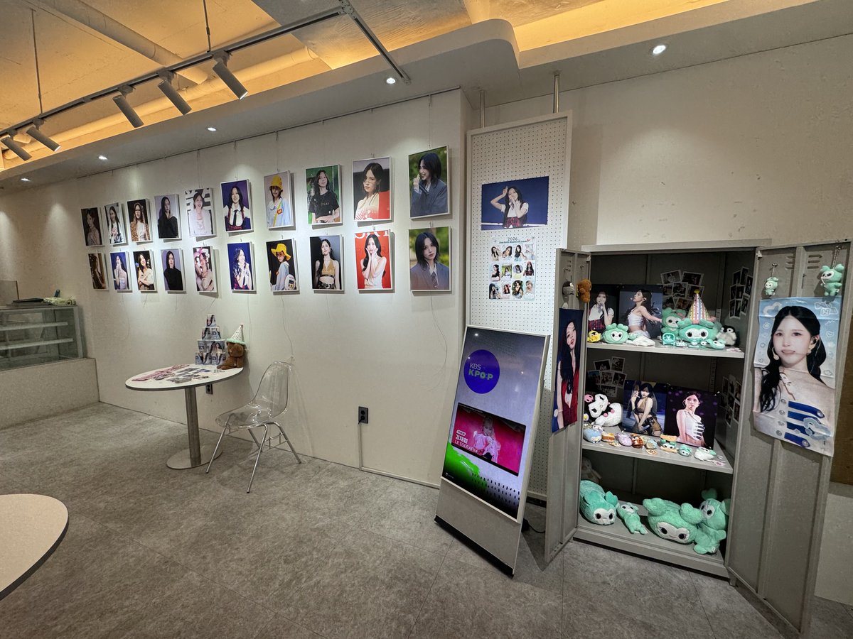 Look At Mi tweet media