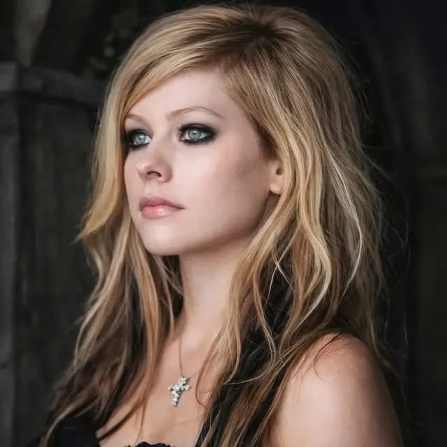SUPPORT 4 AVRIL | Fan Account tweet media