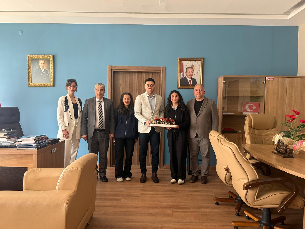 AlmusMem's tweet photo. Meliha Hamdi Güler İmam Hatip Ortaokulu  Müdürü,öğretmeni ve öğrencileriyle İlçe Kaymakamımız Sayın Emre Çömen’i makamında bayramlaşmak için ziyaret ettik.@tokatmem @HuseyinKir64 https://t.co/pSqOaKZwM5