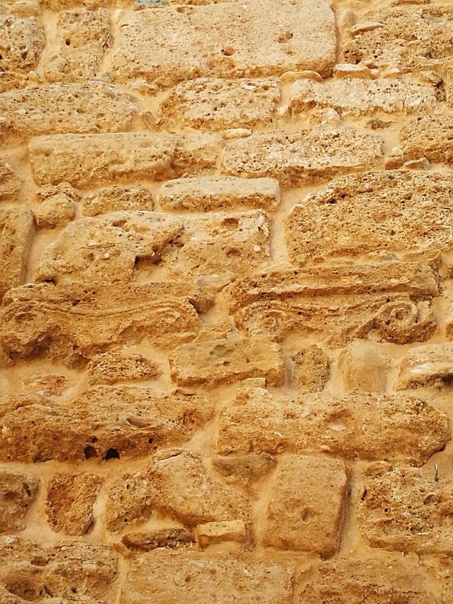 Thesaurarius's tweet image. 'Spolia' andalusíes. Materiales romanos o tardorromanos de #Marbella (Malaga) reaprovechados en la torre central del muro meridional de la alcazaba. Creo que podrían ser de la iglesia mandada destruir por Abdakrahman III en s. X,para rehacerla en mezquita (Muqtabis V, Turrush)