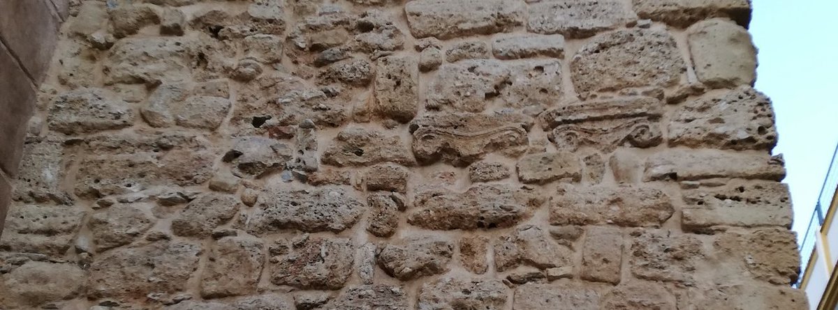 Thesaurarius's tweet image. 'Spolia' andalusíes. Materiales romanos o tardorromanos de #Marbella (Malaga) reaprovechados en la torre central del muro meridional de la alcazaba. Creo que podrían ser de la iglesia mandada destruir por Abdakrahman III en s. X,para rehacerla en mezquita (Muqtabis V, Turrush)