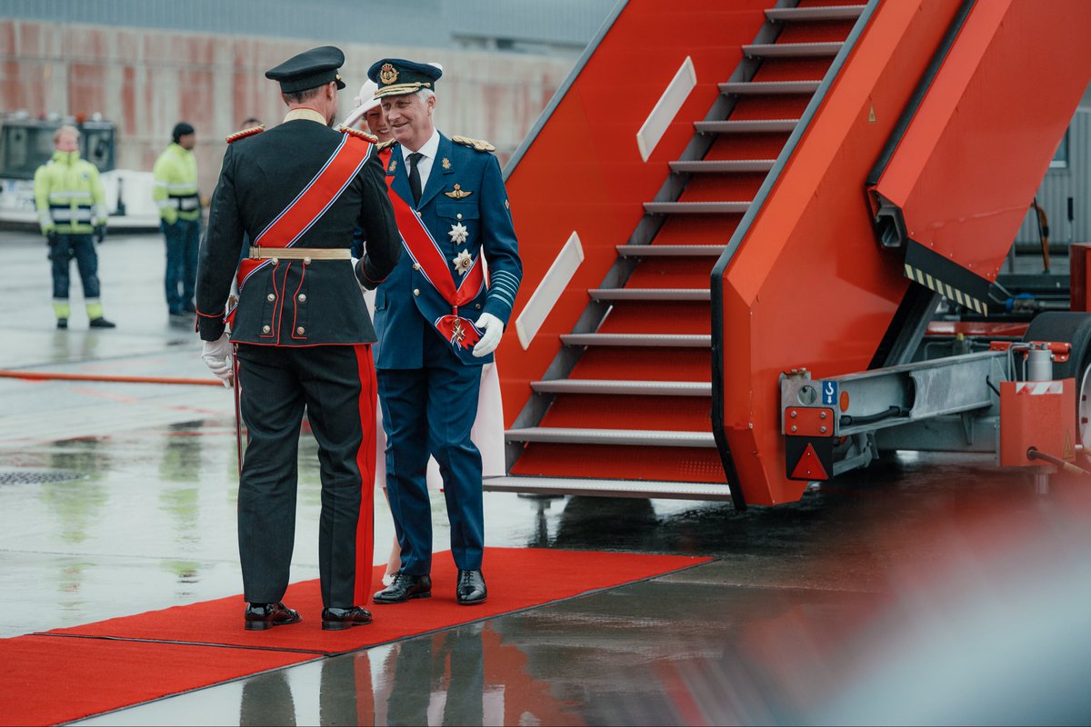 MonarchieBe's tweet photo. Heihei! 🇳🇴 🤩 The King and Queen are embarking on a three-day State Visit to Norway. They are welcomed at Oslo airport by Crown Prince Haakon. https://t.co/vSQiL5SUNY