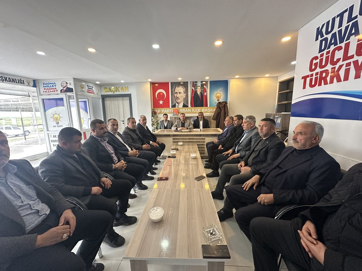 mahmutgunes_63's tweet photo. 📍 Harran Ak Parti İlçe Başaknlığı 

İlçe koordinatörümüz Mehmet Emin Ak , Gençlik kolları başkanımız Hakan ışık ve yönetim kurulu üyelerimiz ile birlikte haftalık yönetim kurulu toplantımızı gerçekleştirdik.
Toplantımız hayırlara vesile olsun.

#AKparti
#ReceptayyipErdoğan 
#Bekirbozdağ
#Ahmetbüyükgümüş
#MehmetIlhamiGünbegi
#HikmetBaşak
@SbrKnk