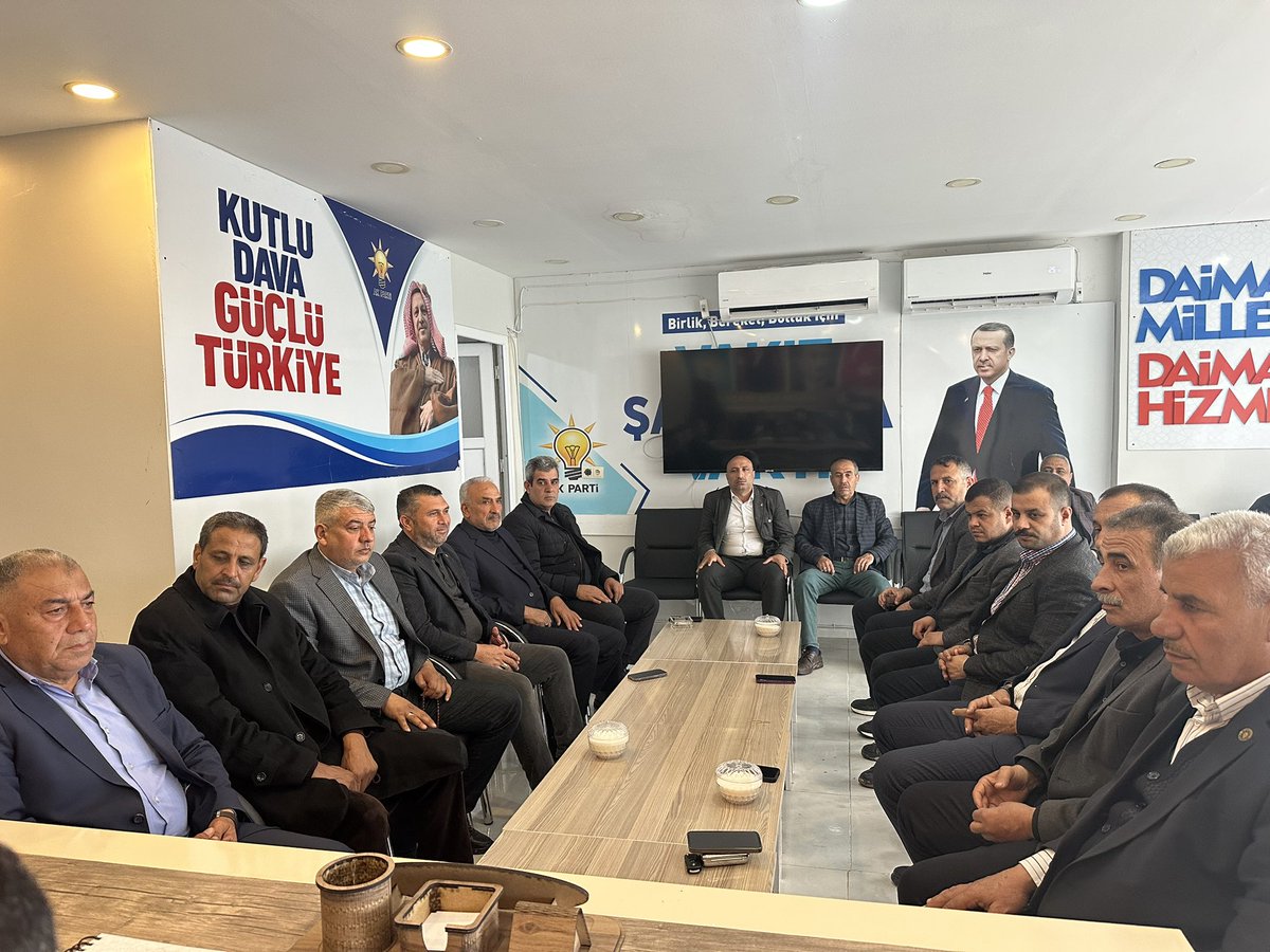 mahmutgunes_63's tweet photo. 📍 Harran Ak Parti İlçe Başaknlığı 

İlçe koordinatörümüz Mehmet Emin Ak , Gençlik kolları başkanımız Hakan ışık ve yönetim kurulu üyelerimiz ile birlikte haftalık yönetim kurulu toplantımızı gerçekleştirdik.
Toplantımız hayırlara vesile olsun.

#AKparti
#ReceptayyipErdoğan 
#Bekirbozdağ
#Ahmetbüyükgümüş
#MehmetIlhamiGünbegi
#HikmetBaşak
@SbrKnk