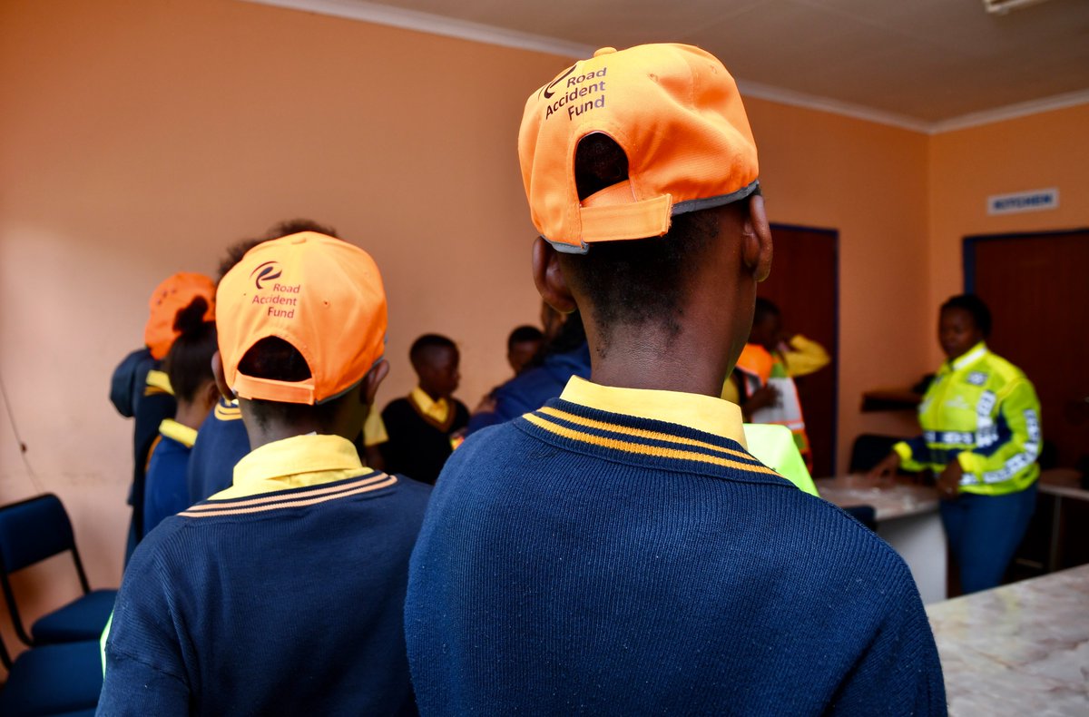 RAF_SA's tweet photo. The RAF donated scholar patrol uniforms to learners at Marambane Primary School in Mpumalanga, promoting road safety awareness. Supported by Mpumalanga Road Safety, the initiative empowers learners to become responsible road users
#LetsStaySafeTogether #ItBeginsWithMe https://t.co/AlZMcWci6R
