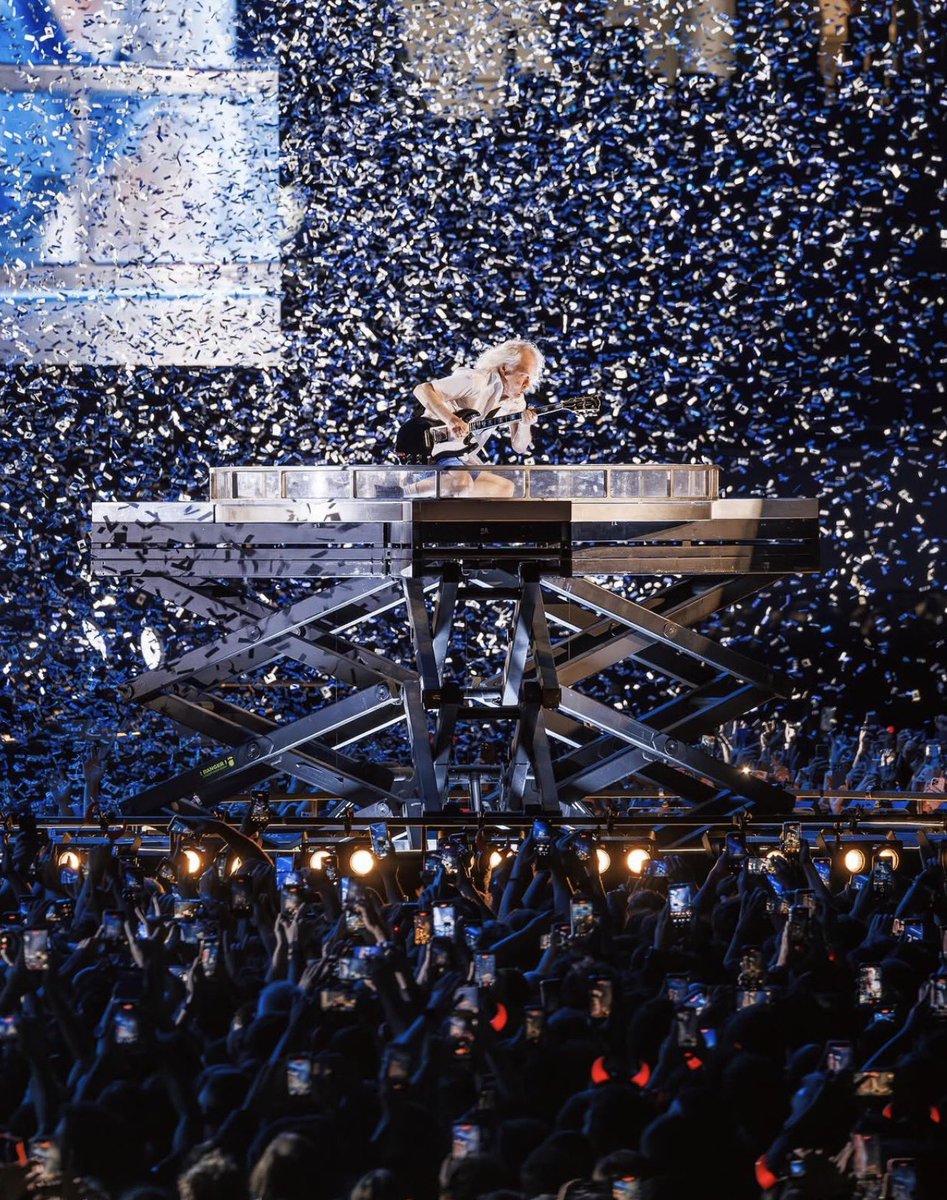 maricelcintya's tweet image. Llenamos el primer River de #acdc de cuernitos!