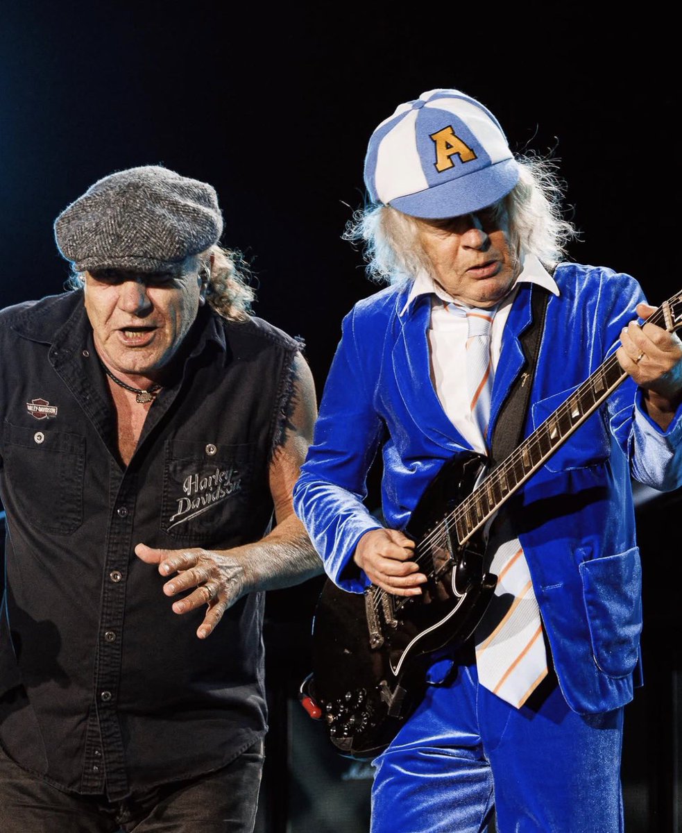 maricelcintya's tweet image. Llenamos el primer River de #acdc de cuernitos!