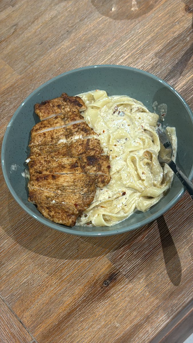 I had a fever and was craving something yummy since yesterday. Today, I gathered the courage to make this pasta and it turned out so good (craving satisfied). 😋