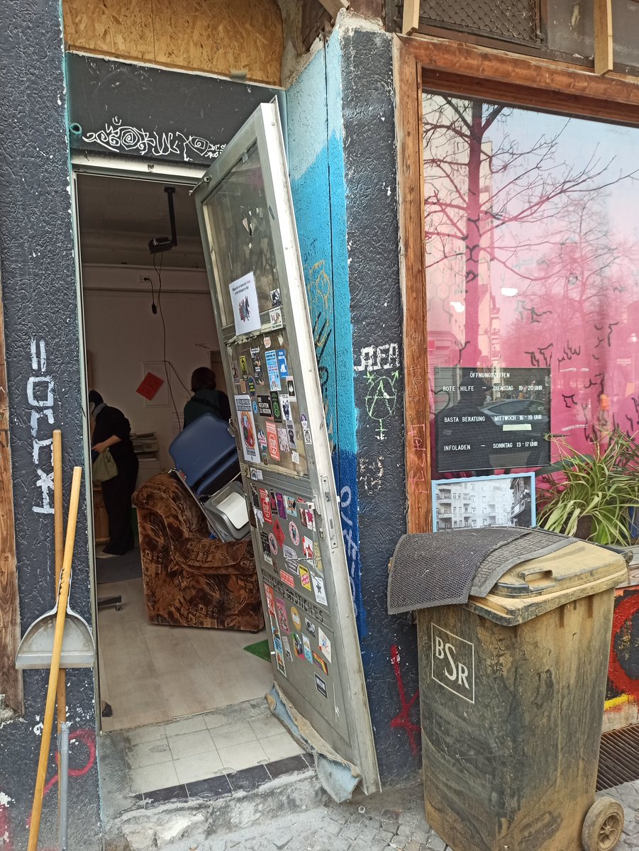 Mausebaer17's tweet photo. Der Wahlkampf hat begonnen: Heute wurden 19 "linksradikale" Objekte durchsucht, unter anderem auch die Scherer Str. 8. Wenn sich herausstellt, dass die nichts mit dem Stromausfall im Süden Berlins ("Vulkangruppe") zu tun hatten, ist die Wahl gelaufen. #Populismus #b2403 https://t.co/F44Cw65Ar3