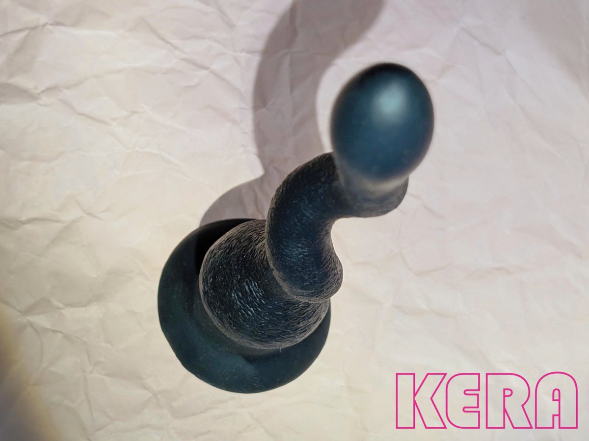 Aoi_Kera's tweet photo. 新製品「KERAディルド ねじこ」の秘密…
この緩やかな螺旋形状を持つヘッド部分は、今まで縦方向にしか刺激出来なかったスイートスポットを含む内壁の全てを横方向へと撫で回すのです… https://t.co/qeVTlGdPYL