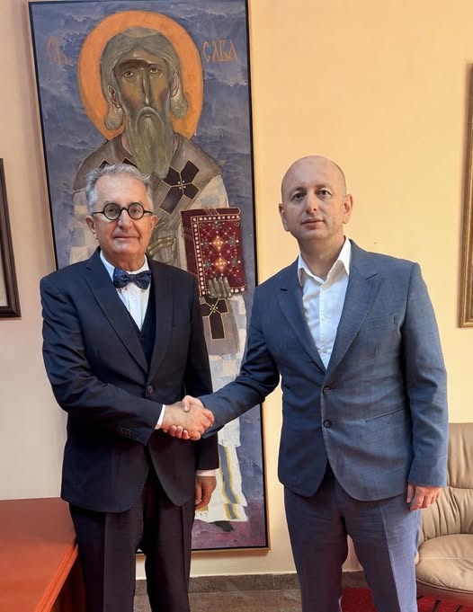 Амбасадор Републике Србије у 🇲🇪 Небојша Родић састао се са лидером Демократске народне партије Миланом Кнежевићем, поводом обележавања 27 година од НАТО агресије на Савезну Републику Југославију. Изражено је поштовање према херојском отпору Војске Југославије, безбедносних снага