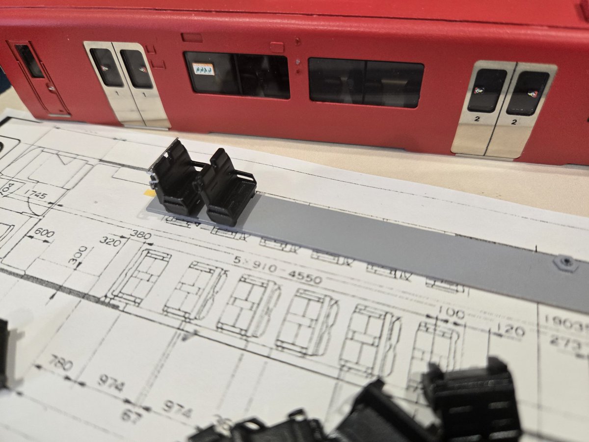 jbugauga's tweet photo. キハ200製作記その4
長期出張などがあり期間が空きました。細々、作ってます
座席は3Dプリンタ製の鑛鉄道のもの。右端に少し写ってますが座席取り付け板はキットにはないので自作してナットを付けています。素組だとあっさりキットなので色々考える必要がありますね

#キハ200　#パーミル　#permil https://t.co/BENtZbTHmb