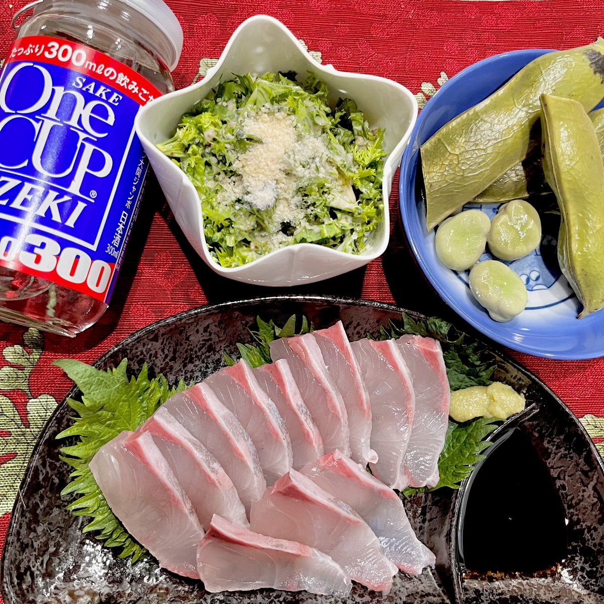 withOneCUPOZEKI's tweet photo. ブロッコリー、
生で食べられるの知っとった🥦���

・ひらす刺身
・焼きそら豆
・わさび菜とブロッコリーのサラダ

ブロッコリーの森の部分をみじんぎり⚡️
わさび菜の香りと合う〜💚
ローストナッツドレッシングと粉チーズで🧀

／
かんぱーーーーい
＼

#ワンカップ大関
#ワンカップ大関ジャンボ https://t.co/HsDGaYVMxO