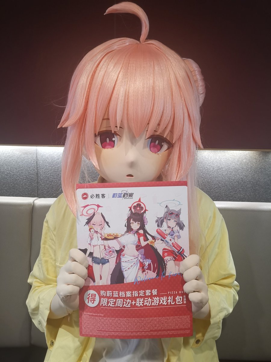 tooru948's tweet photo. 想起一年前必胜客联动ba时的小插曲，第一次去踩点顺便带着小人一顿拍，第二次变小夏去店员还来合影，但她一定想不到小夏里面的人就是前两天对着桌上小人拍的阿宅哈哈哈哈

#kigurumi #着ぐるみ #蔚蓝档案 #ブルーアーカイブ #必胜客 https://t.co/Ye0ZnvSmyU