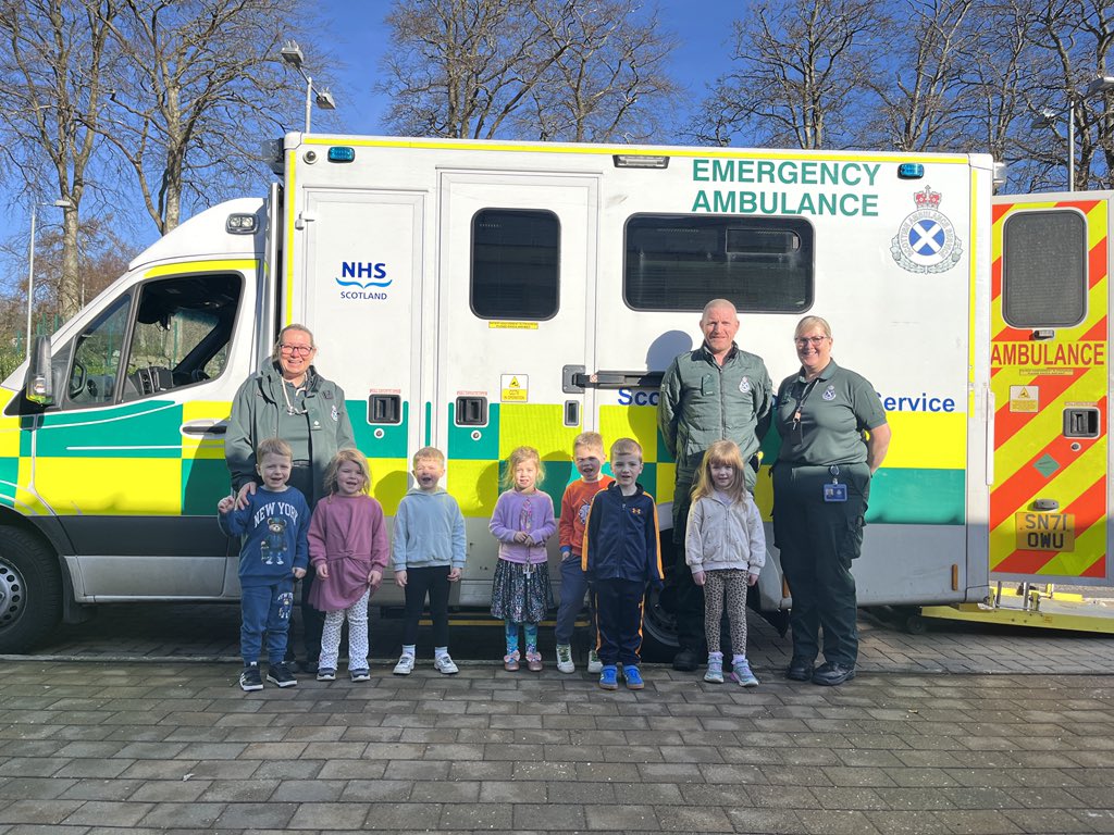 hzschoolnursery's tweet photo. We had a very exciting visit from the ambulance service. We met paramedics Valerie, James and Ava, who shared with us the important work they do to help people. They showed us around the ambulance and the first responder vehicle. Thank you #peoplewhohelpus 🚑🏥 @hazleheadschool https://t.co/TKuznDaUNU