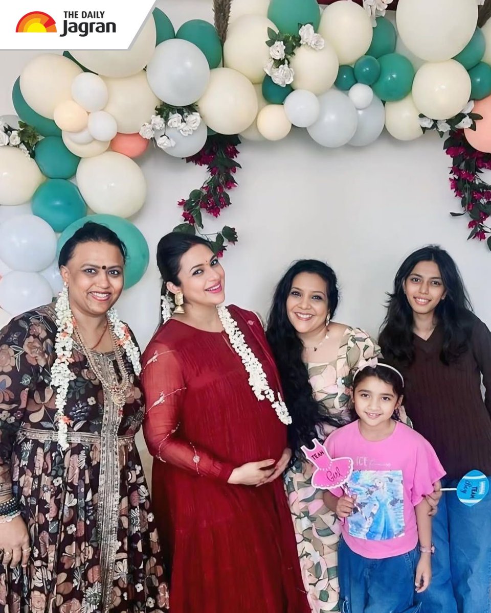 TheDailyJagran's tweet image. Divyanka Tripathi celebrated a beautiful surprise baby shower with husband Vivek Dahiya and close family. The intimate event was filled with love, joy, and special moments. 

#DivyankaTripathi #VivekDahiya #BabyShower #MomToBe #CelebrityNews #Love