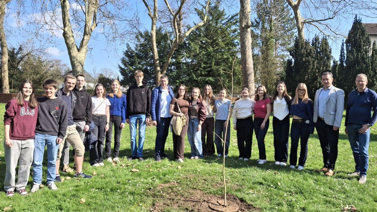 Abiturjahrgang pflanzt Ginkgo-Baum auf der Roseninsel
rhein-nahe-direkt.de/nachrichten/ba…