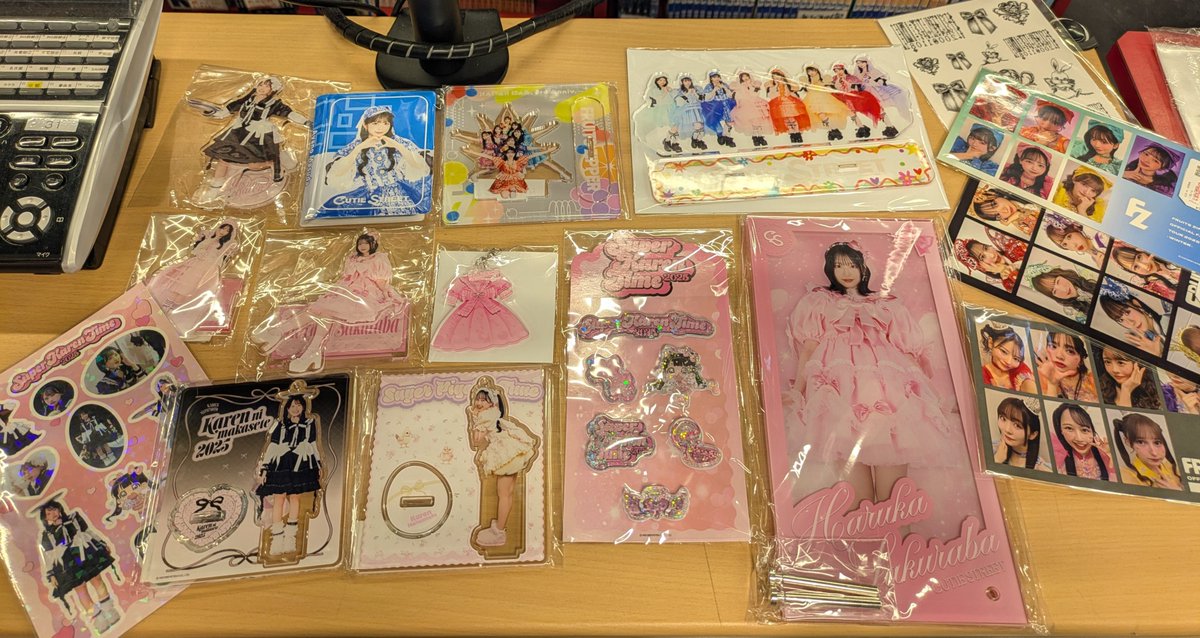 gcs_comic's tweet photo. 女性アイドルの入荷が止まりません！！
今月は特にふるっぱーときゅーすとをめっちゃ買ってる😍
店頭出しまでは出来ていませんが、その準備は着々と進めています！
週末に間に合うといいのだけれど・・・頑張ります！！

#FRUITSZIPPER　＃CUTIESTREET　＃松本かれん　＃桜庭遥花　＃日本橋　＃なんば https://t.co/ijipnnGkeV
