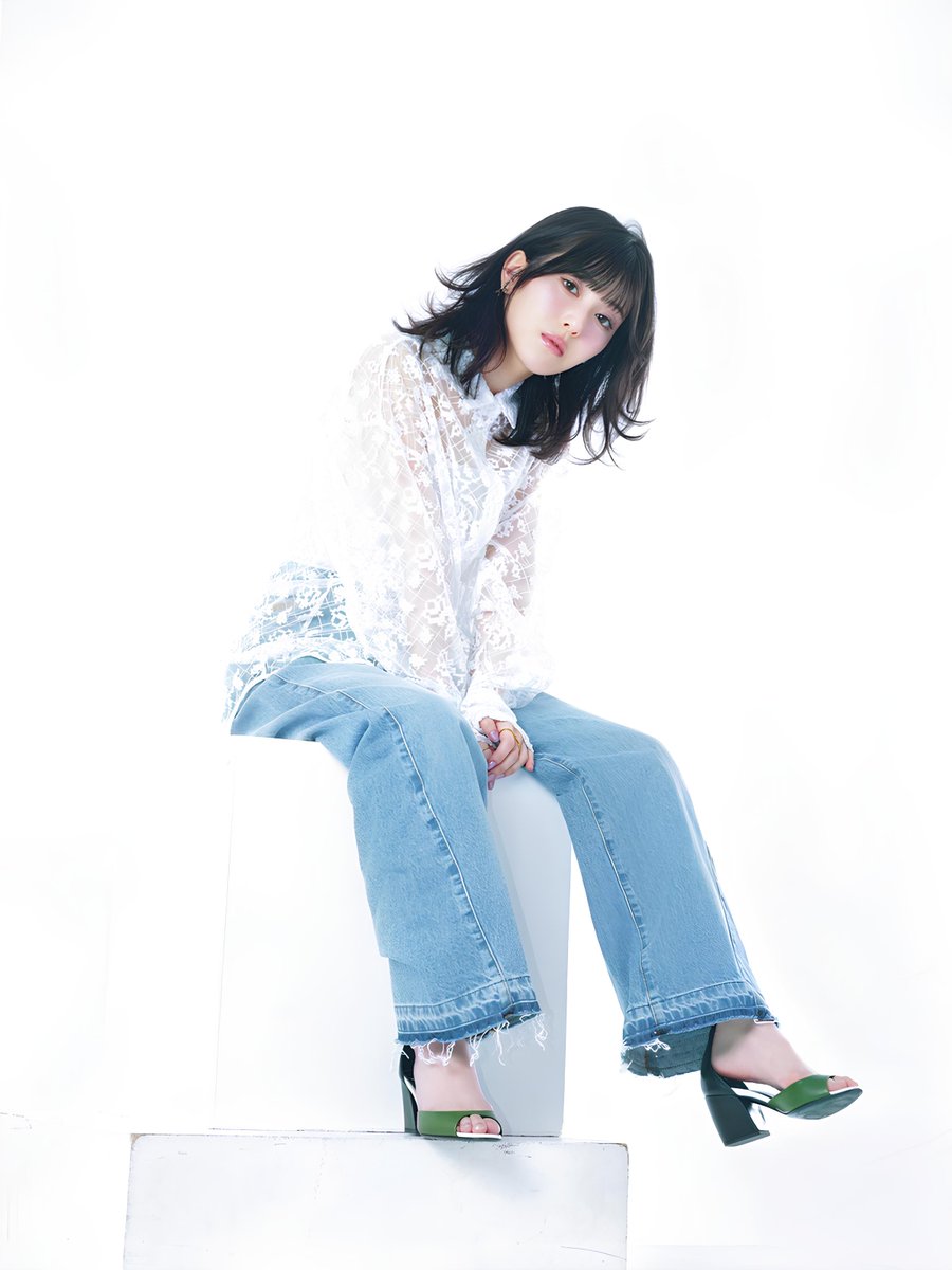 【大型配送タイプ】浜辺美波さん掲載2ページ（A3サイズ配送）#6745 浜辺美波カレンダー 2026.04-2027.03（オフィシャルサイト限定表紙版
