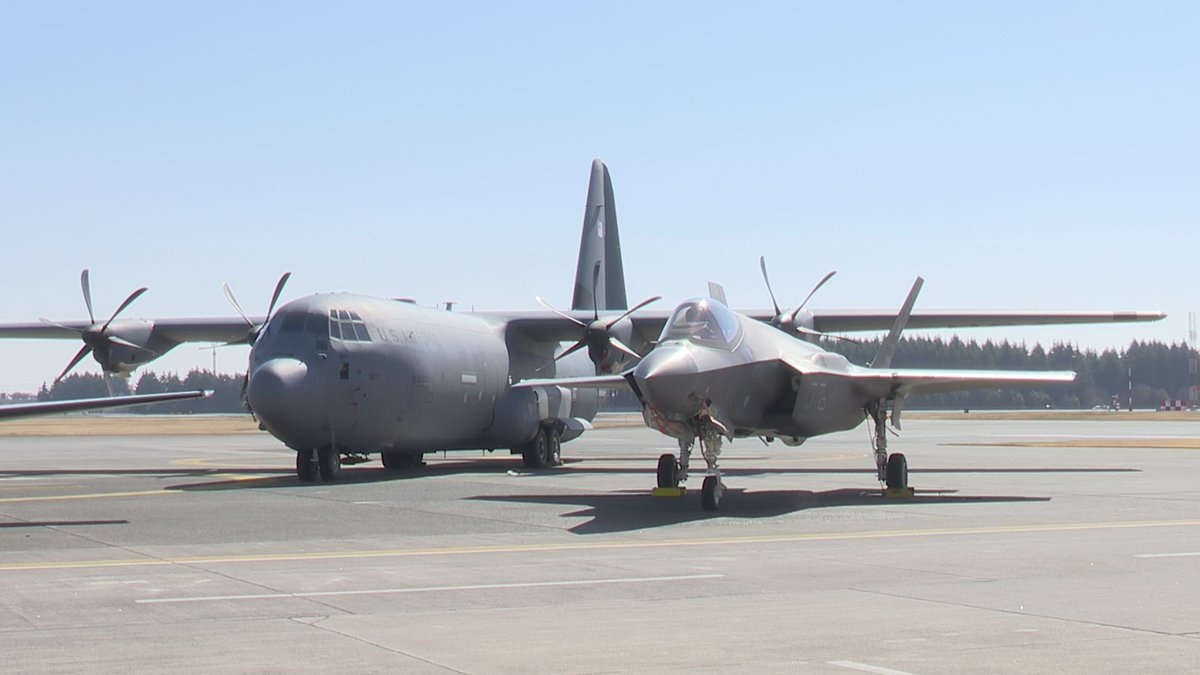 横田基地で
在日米軍・第５空軍指揮権交代式が行われました。

指揮権が、スティーブン・F・ジョスト中将から
ジョエル・L・キャリー中将に交代しました。