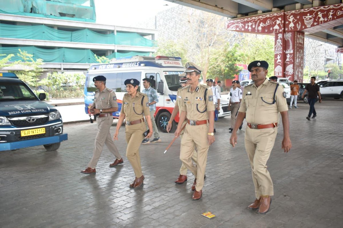 આજરોજ,તારીખ 24/03/ 2026ના રોજ પોલીસ કમિશનરશ્રી જી.એસ. મલિક નાઓ દ્વારા ટ્રાફિક સમસ્યાના નિવારણના પગલાં અંગે શહેરના પશ્ર્ચિમ વિસ્તારના અતિ મહત્વના  જંક્શન પેલેડિયમ મોલ ચાર રસ્તાની  મુલાકાતે.

ટ્રાફિકની સમસ્યાના નિવારણ માટે સ્થાનિક અને ટ્રાફિકના પોલીસ અધિકારીશ્રીઓએ લીધેલ નિવારાત્મક