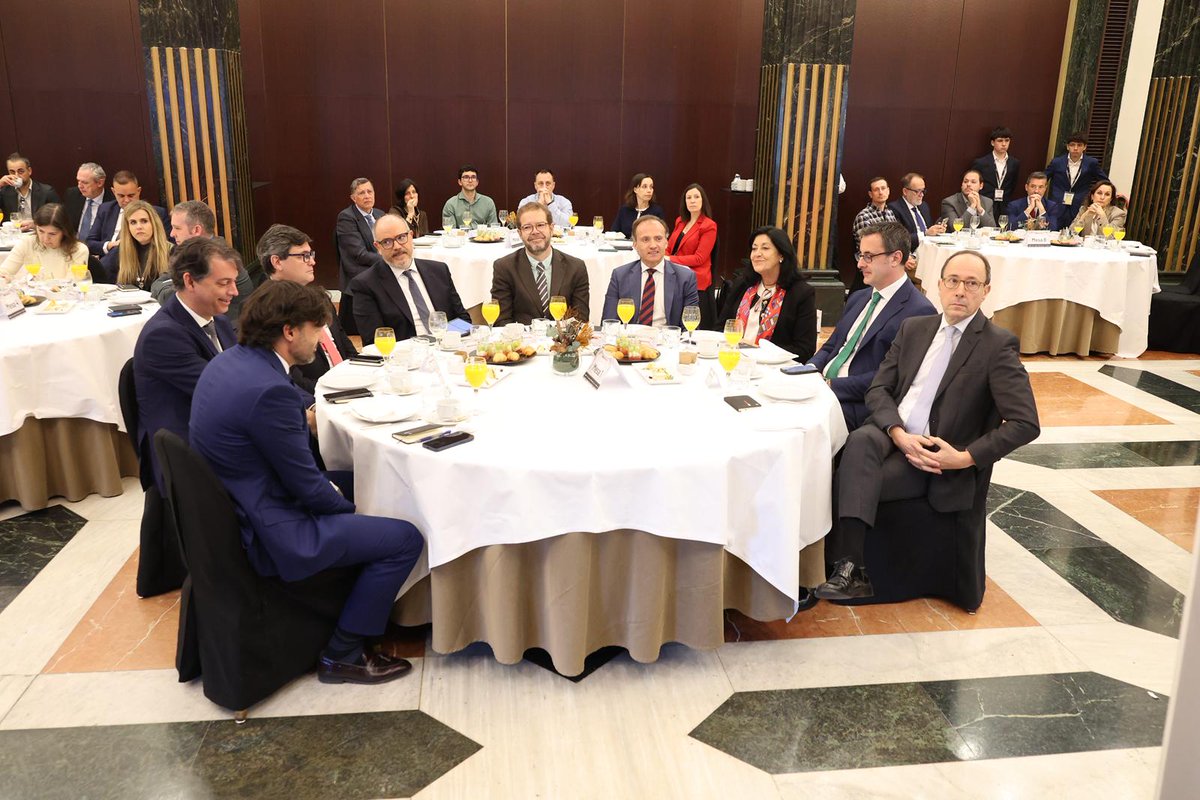 Infodefensa's tweet photo. 🔴 #IndustriaDefensa | Finaliza la jornada 'Desayunos con la industria: Los retos de la industria de defensa 2026'. Una cita clave que ha reunido a los principales actores del sector de la defensa y de la industria. Con el apoyo del @minturgob, @jgbrustenga.

Patrocinadores:
🔹@IndraCompany 
🔹@AicoxSoluciones 
🔹#Arquimea
🔹@grupo_oesia 
🔹 @emegroup_ 

Y la colaboración de @Telefonica , @urovesa, @DestinusDefence y #Cesa. Gracias a todos los asistentes 👏